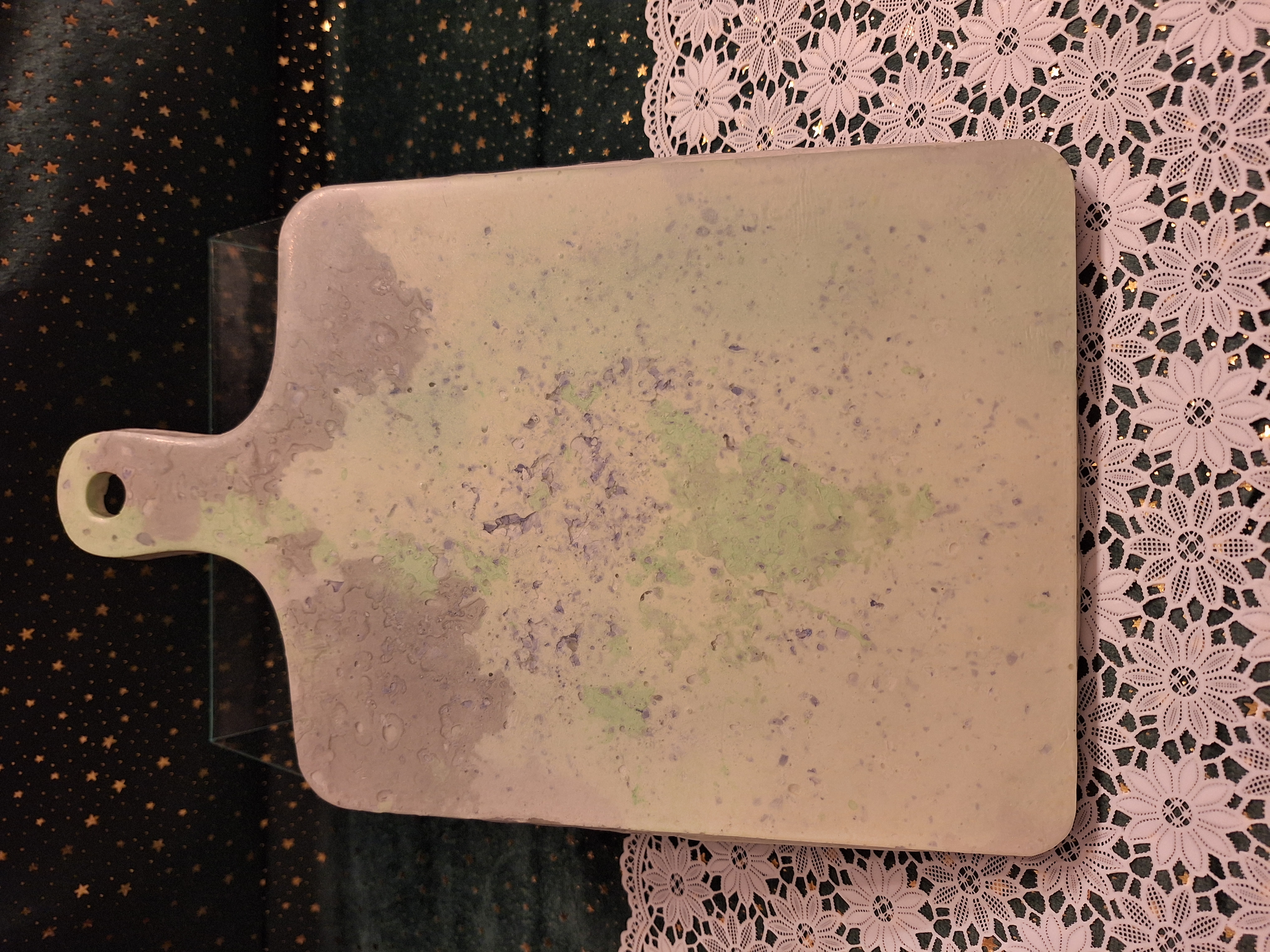 Planche de présentation artisanale en jesmonite – Collection Printemps